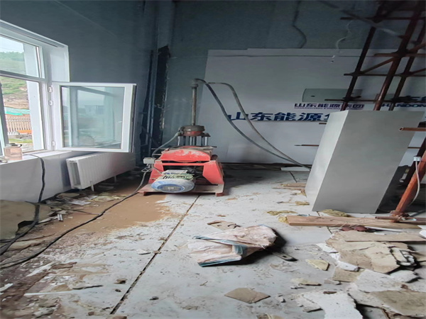 西工地基基础下沉墙体裂缝加固注浆顶升施工