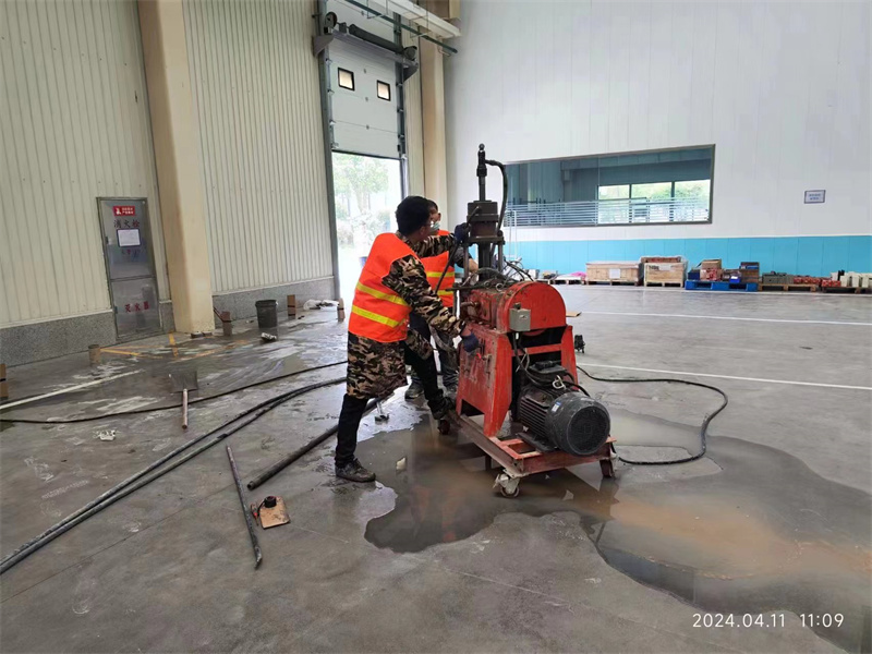 西工厂房地面下沉塌陷注浆加固施工